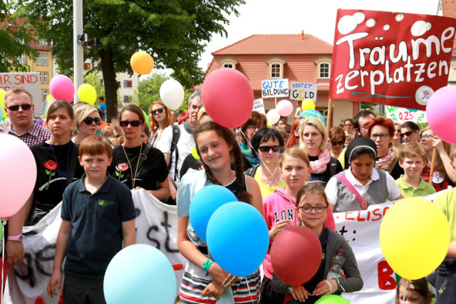 Auch 100 Schüler der katholischen berufsbildenden Bergschule St. Elisabeth aus Heiligenstadt nahmen an der Demonstration vor der Erfurter Staatskanzlei teil. Foto: Peter Weidemann