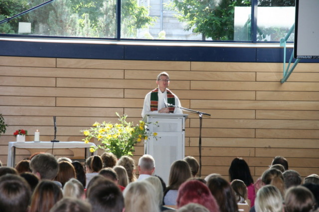 Gottesdienst zum Schulbeginn mit Pater Meinolf von Spee