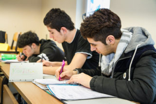 Konzentration: Die Flüchtlinge wissen den Unterricht wertzuschätzen und wollen möglichst viel lernen. Foto: SMMP/Bock