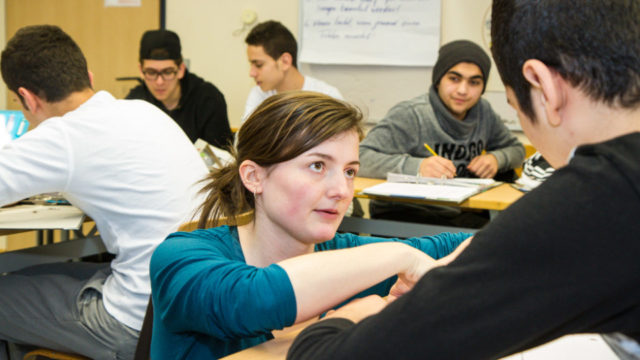 Deutschlehrerin Claudia König findet den Unterricht mit den Flüchtlingen spannend: "Sie fordern mich mit ihrem Eifer und ihren Fragen immer wieder neu heraus." Foto: SMMP/Ulrich Bock