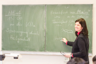 Lehrerin Claudia Großpietsch imponieren der Eifer und die Höflichkeit der Flüchtlinge. Foto: SMMP/Bock