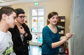Claudia König erklärt ihren neuen Schülerinnen und Schülern nach dem Unterricht noch den Unterschied zwischen "in" und "im". Foto: SMMP/Bock