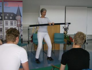 Hier demonstriert Frau Müller, Leiterin des Bildungsgangs Physiotherapie körperstabilisierende Übungen mit dem Schwingstab.