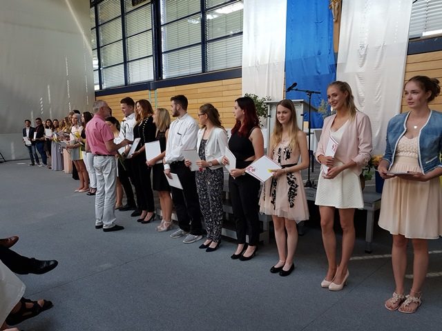 Stolz nahmen die Abgänger der berufsbildenden Bergschule bereits am 29. Juni ihre Abschlusszeugnisse entgegen. Viele von ihnen gehen jetzt in den Beruf oder in ein Studium.