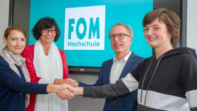 Freuen sich über die Kooperation mit der FOM Hochschule: Schulleiterin Gabriele Sachse (2.v.l.), Bildungsgangleiterin Claudia König (r.) sowie Christian Kwiatkowski und Sabine Wengeler von der FOM. Foto: Ulrich Bock