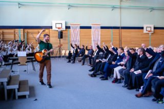 Der Kinderliedermacher Mathias Kaufhold hat an der Bergschule St. Elisabeth unter anderem Gitarre gelernt. Während des Festaktes zeigte er, dass es für gute Rhythmen kein Alter gibt. (Foto: SMMP/Beer)