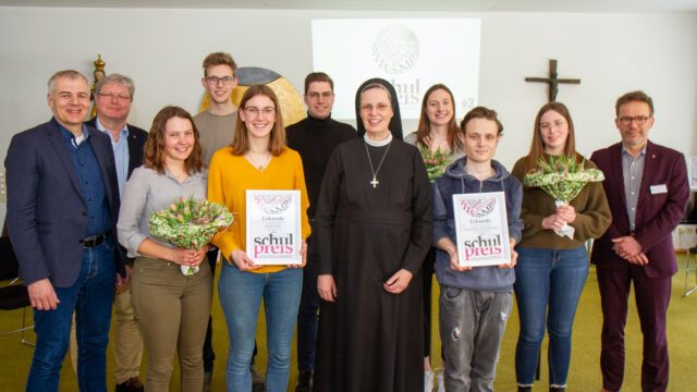 Glückliche Gesichter: Generaloberin Schwester Maria Thoma Dikow, Schul-Geschäftsführer Raphael Ittner (l.), Stefan Burk, Geschäftsführer der SMMP Holding (2.v.l.) und Andreas Pfläging, Geschäftsführer der Bildungsakademien, gratulieren der "Bigger Jugend" und den Initiatoren des Projekts "Ahaus kennenlernen" zu ihren Preisen.