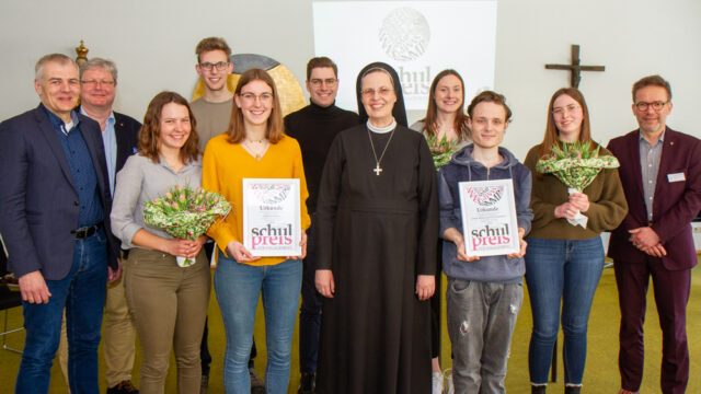 Glückliche Gesichter: Schwester Maria Thoma, Raphael Ittner (l.), Stefan Burk (2.v.l.) und Andreas Pfläging gratulieren der "Bigger Jugend" und den Initiatoren des Projekzts "Ahaus kennenlernen" zu ihren Preisen. Foto: SMMP/Ulrich Bock