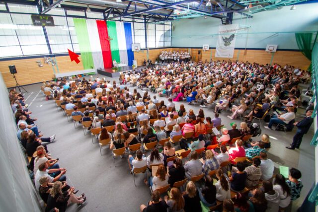 Rund 500 Schülerinnen und Schüler, Mitarbeitende der berufsbildnden Bergschule und Eltern füllten die Sporthalle beim Abschlussgottesdienst. Foto: SMMP/Ulrich Bock