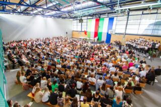 Rund 500 Schülerinnen und Schüler, Mitarbeitende der berufsbildenden Bergschule und Eltern füllten die Sporthalle beim Abschlussgottesdienst. Foto: SMMP/Ulrich Bock