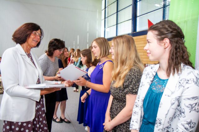 Schulleiterin Gabi Sachse gratuliert den Sozialassistentinnen und -assistenten zu ihrem Abschluss.  Foto: SMMP/Ulrich Bock